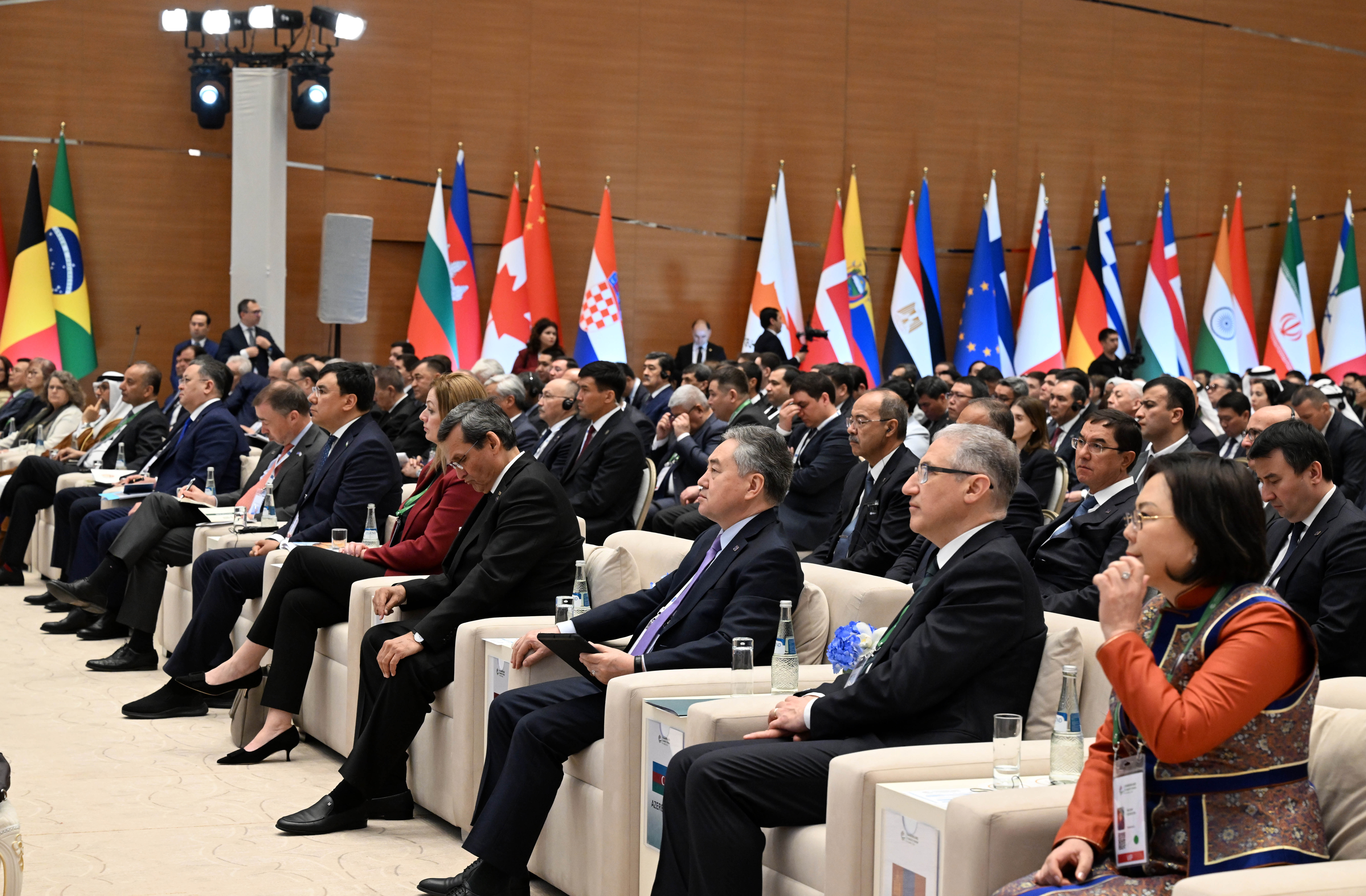 Президент Садыр Жапаров принял участие в международном форуме «Центральная Азия перед лицом глобальных климатических угроз: солидарность ради общего процветания» - Изображение 7