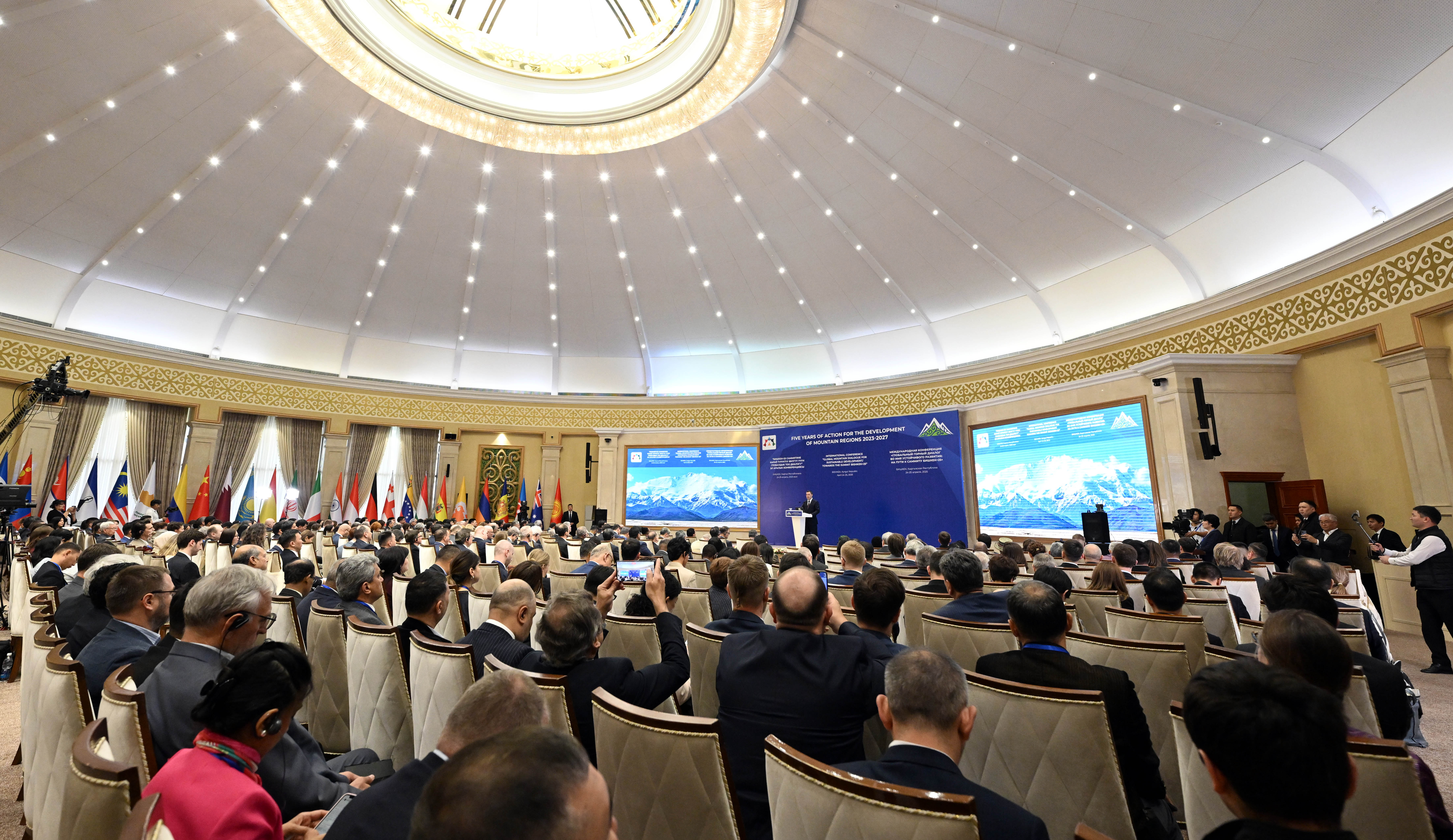 Президент Садыр Жапаров: «Сегодня Бишкек вновь становится точкой консолидации стран и международных организаций, а также горного сообщества, объединенных общими чаяниями и надеждами» - Изображение 5