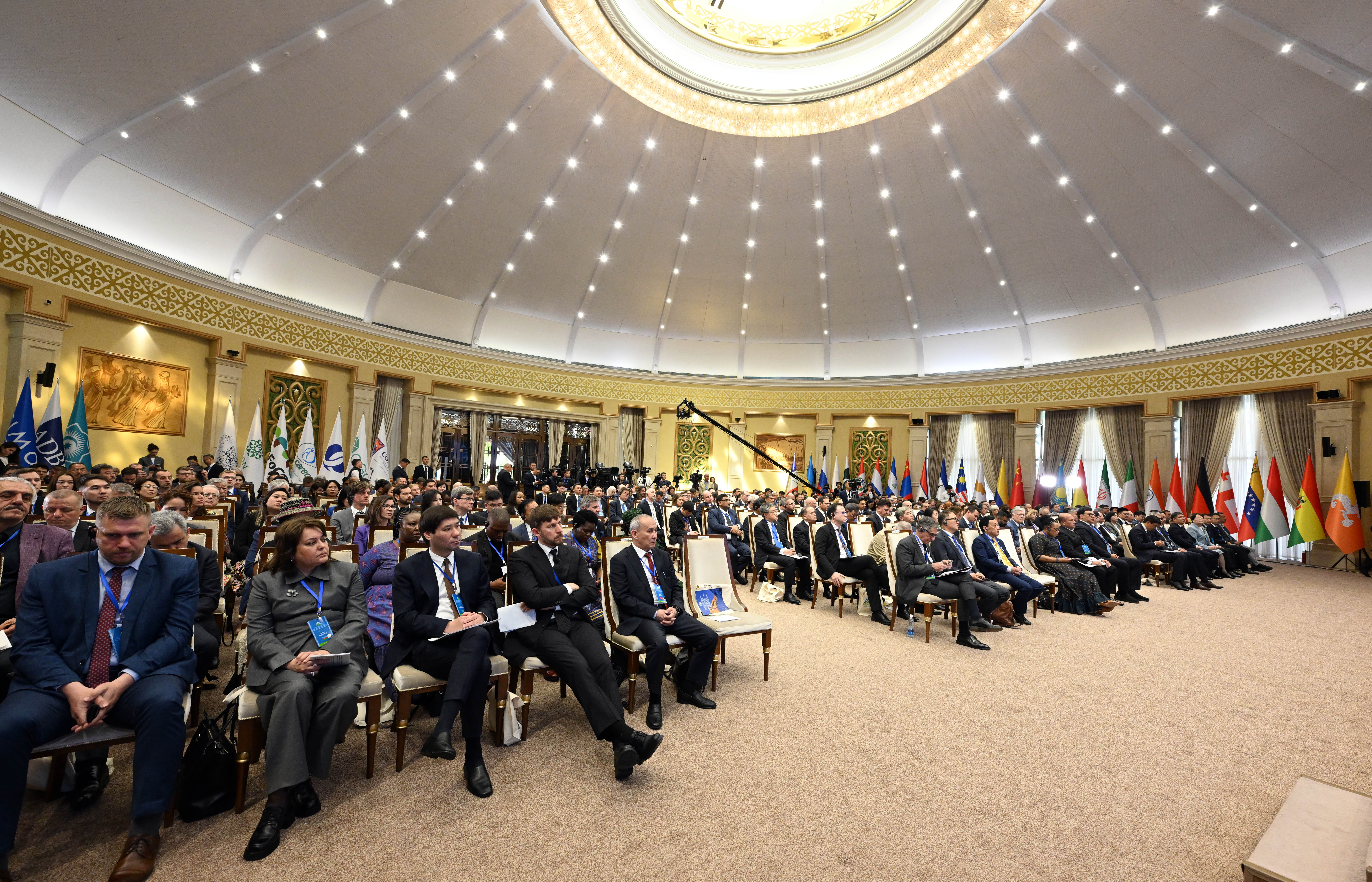 Президент Садыр Жапаров: «Сегодня Бишкек вновь становится точкой консолидации стран и международных организаций, а также горного сообщества, объединенных общими чаяниями и надеждами» - Изображение 6