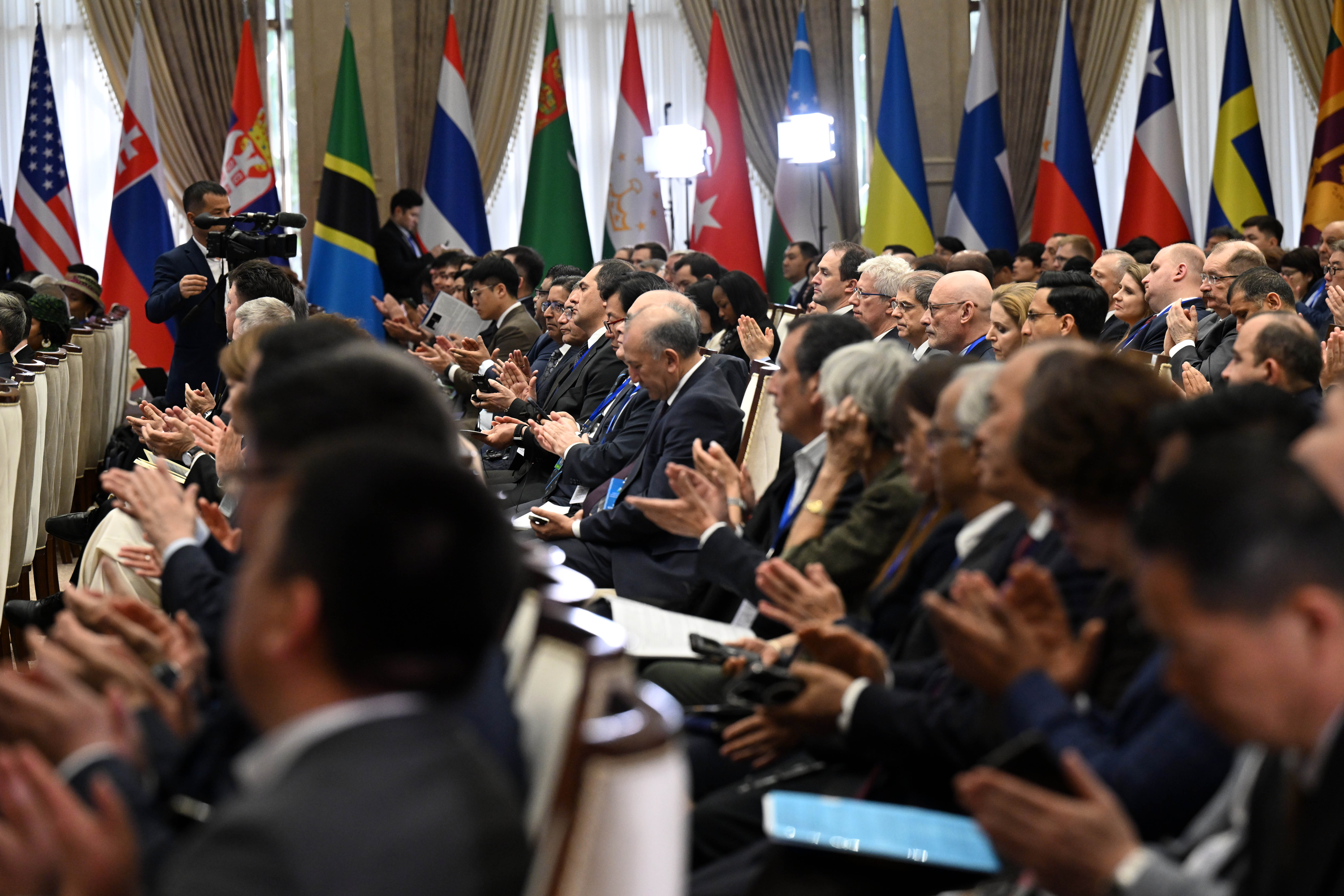 Президент Садыр Жапаров: «Сегодня Бишкек вновь становится точкой консолидации стран и международных организаций, а также горного сообщества, объединенных общими чаяниями и надеждами» - Изображение 7