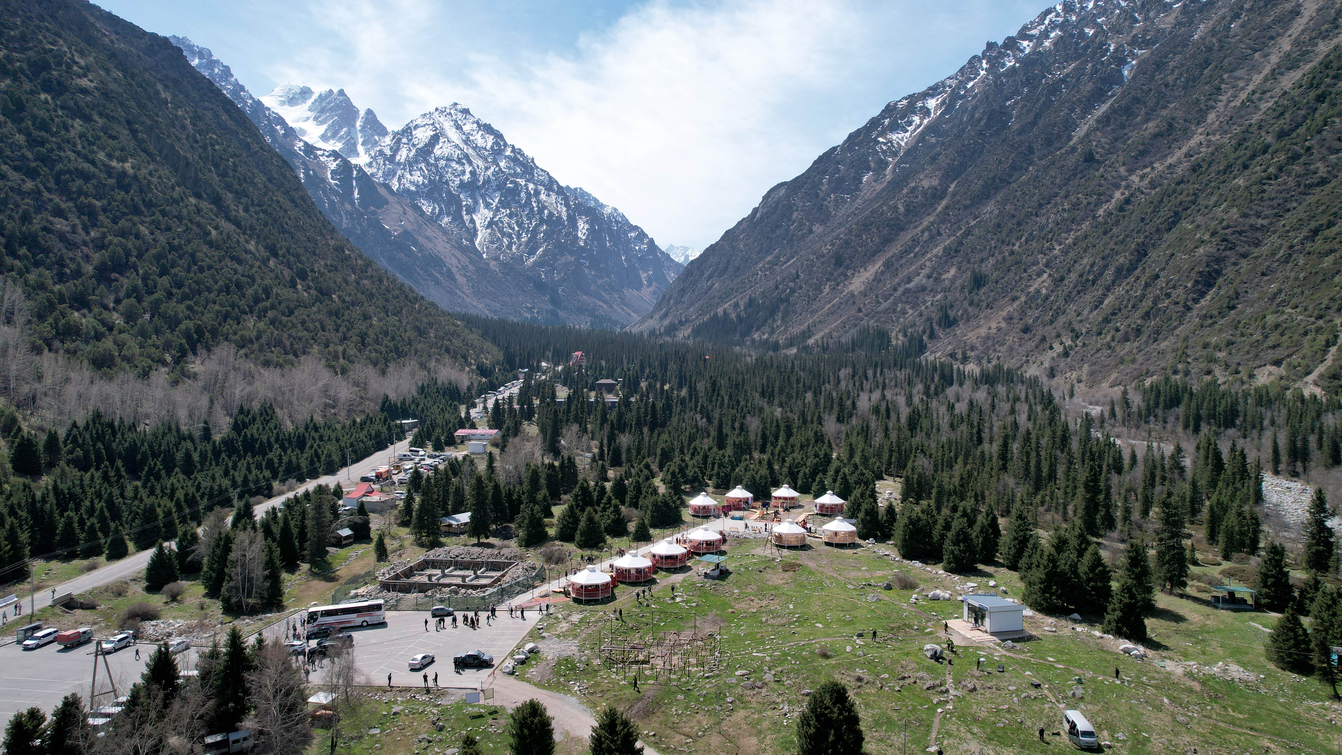 Президент Садыр Жапаров принял участие в посадке деревьев в рамках второго дня Глобального горного диалога - Изображение 5