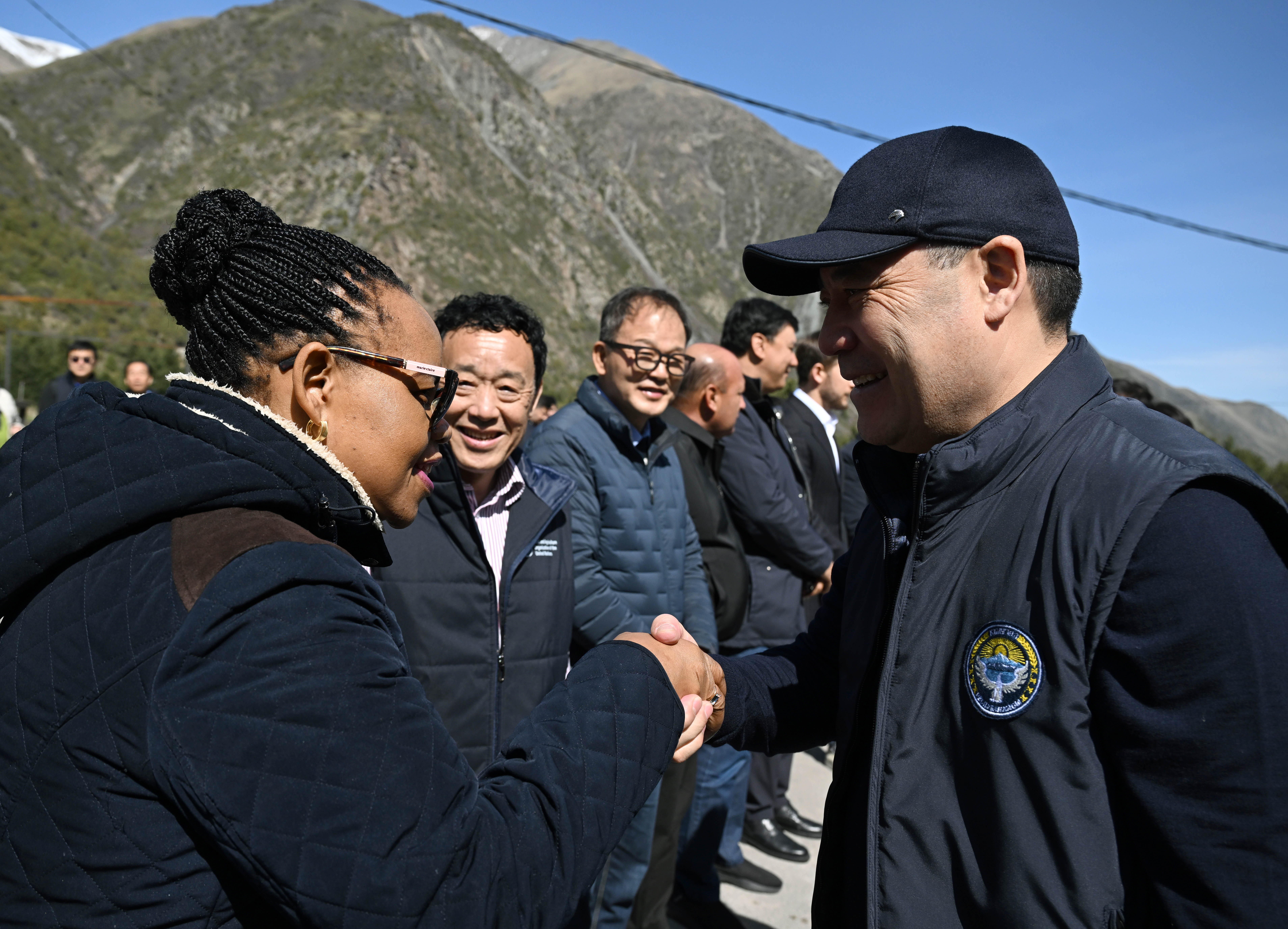 Президент Садыр Жапаров принял участие в посадке деревьев в рамках второго дня Глобального горного диалога - Изображение 6