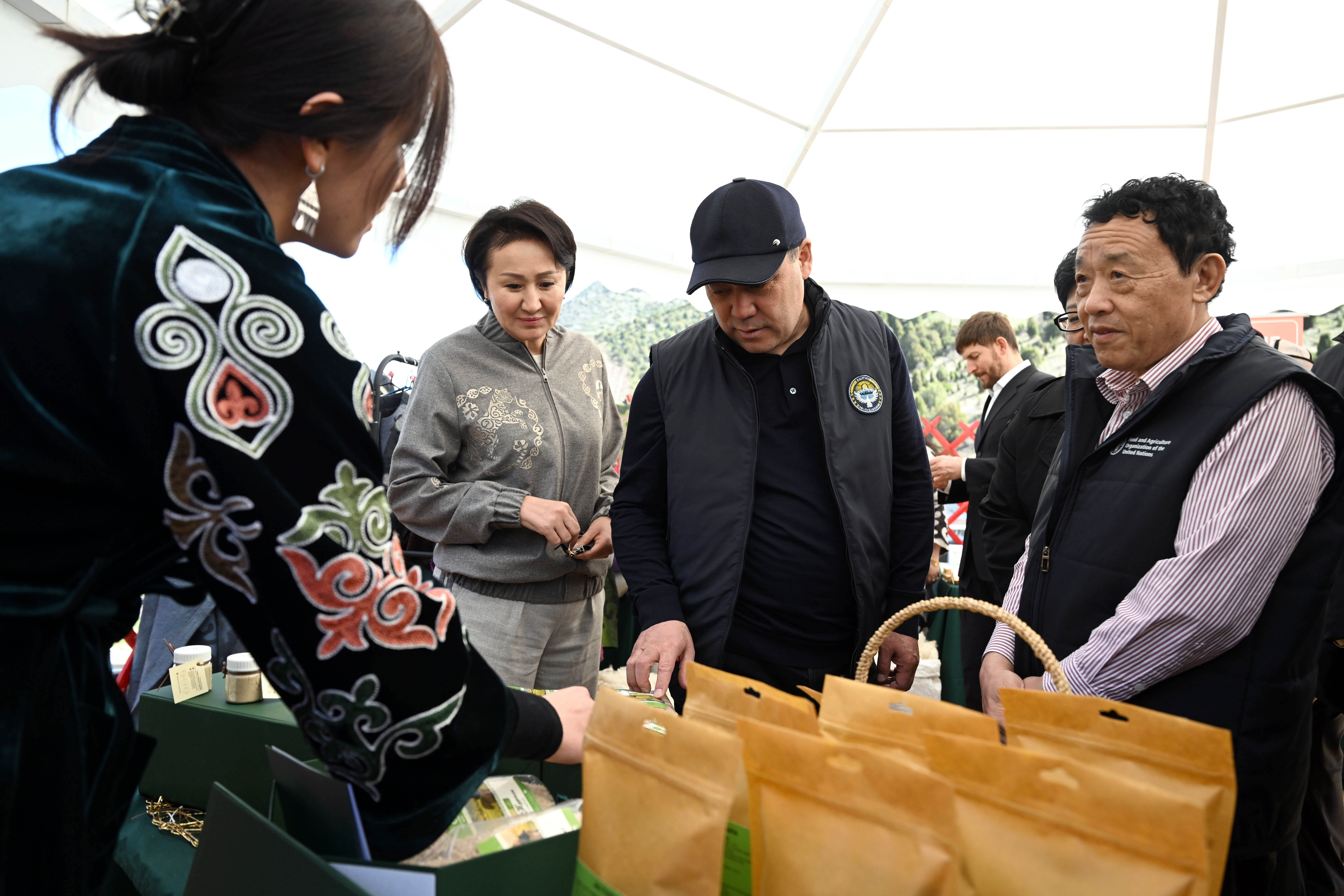 Президент Садыр Жапаров принял участие в посадке деревьев в рамках второго дня Глобального горного диалога - Изображение 7