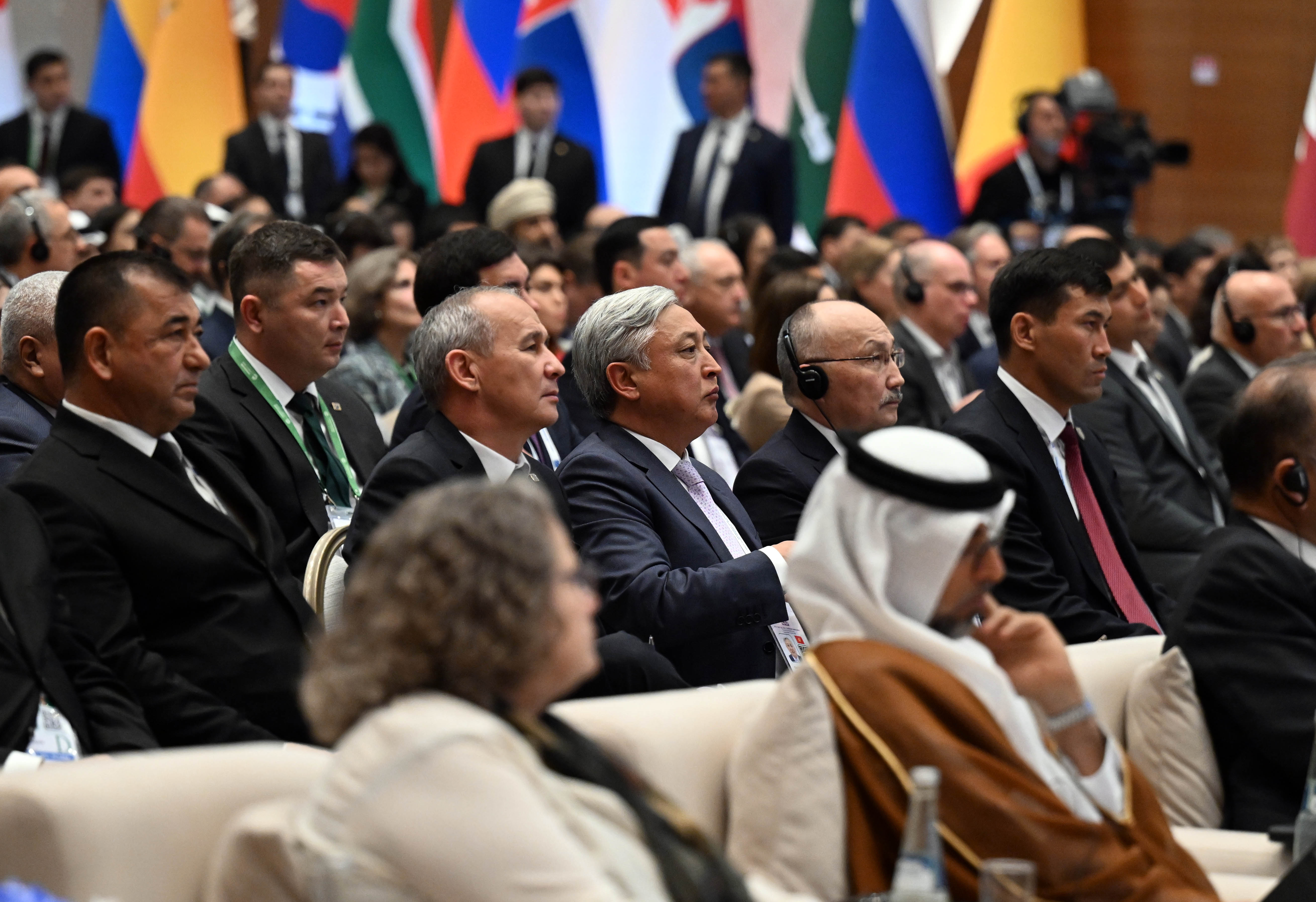 Президент Садыр Жапаров принял участие в международном форуме «Центральная Азия перед лицом глобальных климатических угроз: солидарность ради общего процветания» - Изображение 8