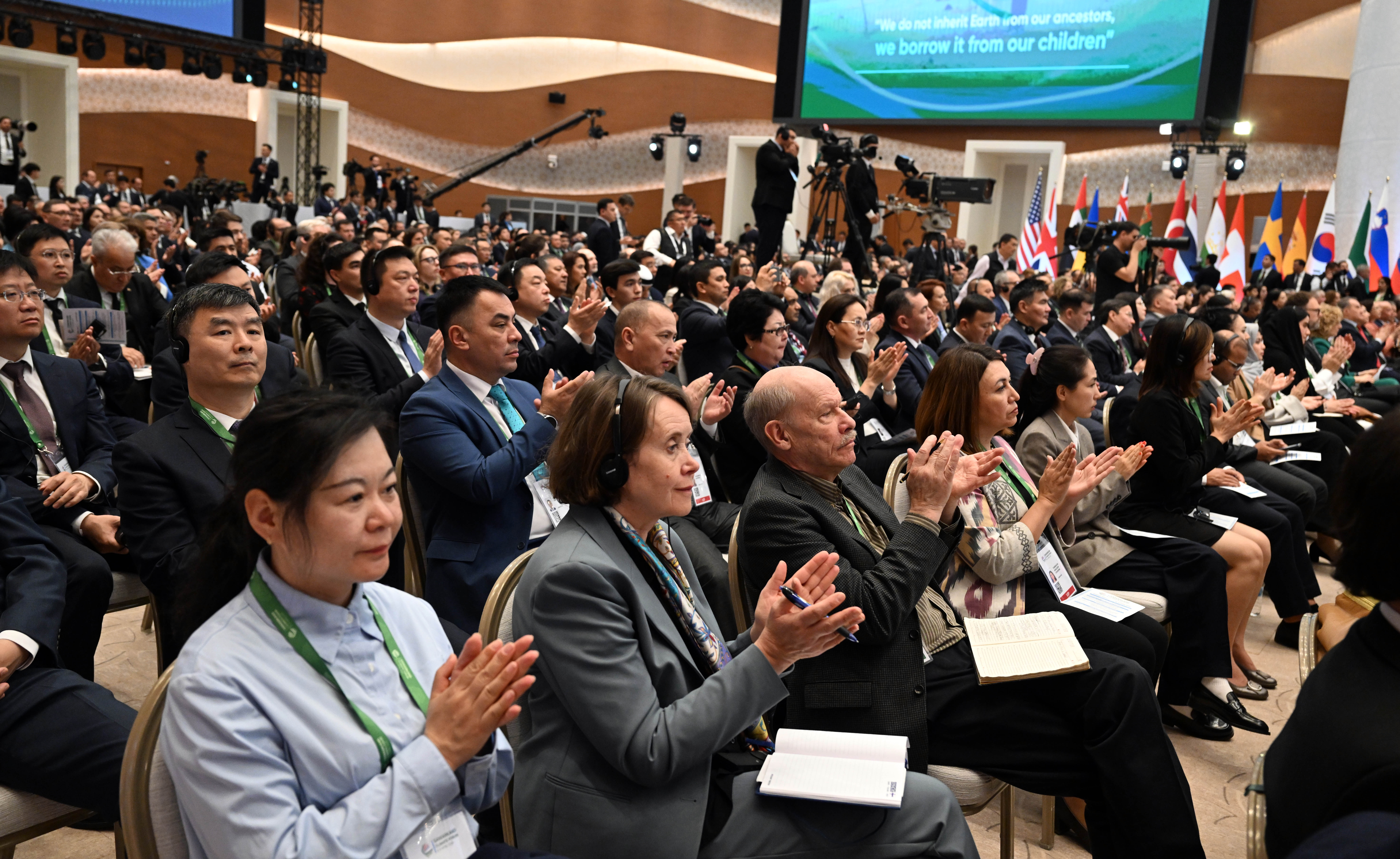 Президент Садыр Жапаров принял участие в международном форуме «Центральная Азия перед лицом глобальных климатических угроз: солидарность ради общего процветания» - Изображение 11